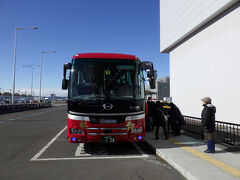 仙台空港でバスに取り換え