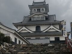 博物館の前を通り、