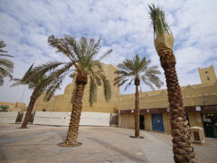 広場に面するマスマク要塞は改装中で中に入ることはできませんでした。この近くにある時計塔と合わせて、リヤドの観光名所となっています。