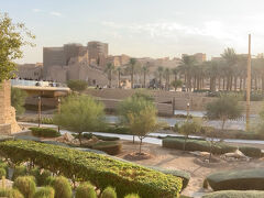 サウジアラビアに来てから初めて配車アプリを利用して世界遺産に登録されているディル・イーヤ遺跡へ。ドライバーさんはなんと黒いアバーヤで顔を隠した若い女性でした。ハリド・モスクから片道約24リヤルでした。