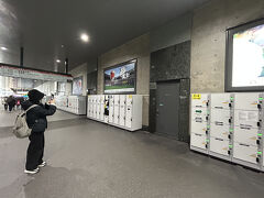 京都駅改札内のコインロッカー。
スーツケースを預けて、京都観光へ。