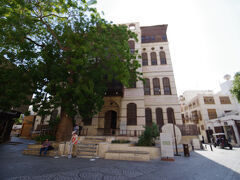 無料で見学できたナシーフ・ハウス。内部は博物館になっています。
ジェッダの旧市街で見かけた女性のヨーロッパ人もカジュアルな格好でメディナとはまったく雰囲気が違い、オープンな感じがします。