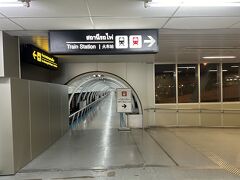 レッドラインの看板が見えました　更に進みます