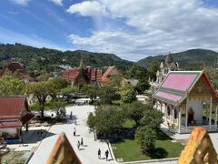 ツアー２件目はビックブッタをリクエストしてたのですが
先日の豪雨で行く道が寸断
急遽、もう一つの観光名所シャロン寺院へ