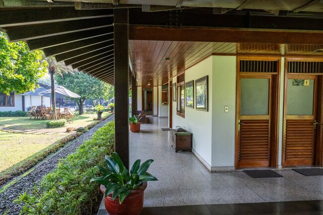 ☆ボロブドゥール寺院（2024/12/21）<br /><br />まずはボロブドゥール寺院の待合室のような所で待機し、ボロブドゥール寺院専用のガイドを待ちました。<br />ここボロブドゥール寺院だけは、別のガイドでした。<br /><br />待合室で遺跡登頂専用のサンダルを貰い、電動トラムで入り口まで向かいました。