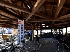 　駅前の自転車の置き場。屋根の小屋組がホームと似ている。伝統的な技法だろうか