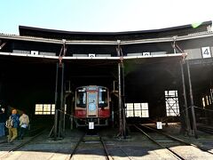 　往時に比べて2線減らされているものの、現存する木造の扇形庫はここしかない