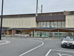 ここ「黒磯駅」は東北本線の要所のひとつで、ここから北が交流電化区間、南が直流電化区間となっていて、この駅が境目となっています。

電車や電気機関車の場合、ここでそれぞれに適した方式に切り替えたり、対応した車両を走らせることになります。
直流電車を交流区間で走らせるわけにはいきません。その逆もそうです。

ただ、どちらにも対応した電車や電気機関車は切り替えさえすれば、通して走ることができます☆