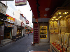 旧市街のスークでは宝石や、金などを扱っているお店も多く、インド系のお店も多かったです。