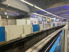 懐かしの浜松町駅のモノレール乗り場へ。
仕事の時、毎回使っていました。
新人の頃はモノレール内で毎回マニュアルを空港到着ギリギリまで確認していて、行きは外の景色を楽しめる余裕は全くなしでした。
懐かしい。。。