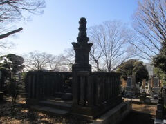 加藤清正供養塔　豊臣秀吉に仕え、秀吉七本槍として活躍、秀吉死後徳川家康に仕え、肥後熊本藩主となる。清正の娘で紀州徳川頼宜に室瑤林院が建てた山内最大級の立派な宝篋印塔の供養塔です。この後一度、本門寺の墓から外に出る