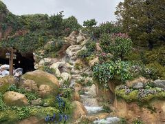 ＜ファンタジースプリングス＞
9：00開演に備えて並びますが、荷物検査や待ち時間で入園は9：10
すぐにアナ雪のパスを取ろうと思いましたが撃沈(￣▽￣;)

ラプンツェルのスタンバイパスをゲットしました。
同時にソアリンは大人の力でDPAパス（2,000円×2名）を購入