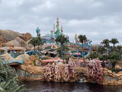 ＜フランダーのフライングフィッシュコースター＞
ジェットコースターも空いている
10分くらいの待ち時間。
子供用と思っていると意外に怖い(￣▽￣;)