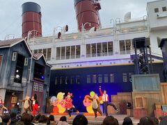 ＜ジャンボリミッキー！レッツダンス＞
最終回の抽選に当選。
全席指定なのでギリギリに来ればよかったかも。
