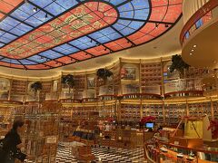 一週間のシンガポール一人旅を終え、ガルーダインドネシア航空でバリ島へ。写真はチャンギ空港の高級なコーヒー店のBacha coffee。

よろしければ、12/21-12/27のシンガポール旅の旅行記も、あわせてご覧ください！
https://4travel.jp/travelogue/11952747