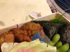 晩飯は広島駅で買ったむすびのむさし「若鶏から揚げむすび弁当」です。