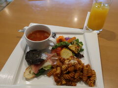 オーダーしたのは、ル・コルビジェプレート　@1,900円
前菜・季節のスープ（ミネストローネ）・モッツァレッラと生ハムのオープンサンド・フィジリのミートソース
ドリンクは、抹茶ラテをオーダーするつもりでしたが、館内暑すぎて、オレンジジュースにしました。
量的にも丁度良く、お味の方も普通に美味しかったですｗ