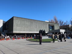 入口から、美術館の柵沿いに東博側へ折れて、隣の国立科学博物館に差し掛かる辺りが列の最後尾でした。
コレで空いてるん？！ 
当日券を買う人も同じ列でいいのん？
と、半信半疑…（整列させているスタッフさんに確認してOKと）