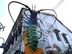 ソンテウを降りた位置関係がよくわからず、人の後を付いて行くと、インパクトのあるオブジェと壁画が！

10:45