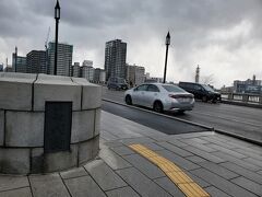 こちらは、信濃川に掛かる万代橋。
国指定文化財だそうです。

渡る頃はどんより曇り空。

渡った先にある古町エリアを目指してみます。