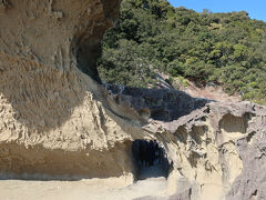 ここから海岸線の断崖に作られた遊歩道を歩きます。