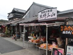 神社の隣にある川原家横丁。川の交易が盛んだった江戸時代から昭和にかけて熊野川河川敷には「川原家」という簡易商店が並んでいました。川が増水すると家をたたみ、水が引くと再び組み立てるため、釘を使用せずに簡単に組み立て・解体ができるようになっていたそうです。ここは当時の様子を再現した観光施設です。