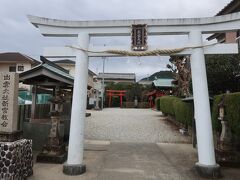 神倉神社の入り口近くにあった白い鳥居。出雲大社新宮教会という、神社庁に属さない単立宗教法人の神社で、主祭神は大国主大神「だいこくさま」です。