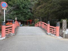神倉神社に入ります。
権現山の中腹に鎮座し、熊野三山に祀られる熊野権現が初めて地上に降臨した伝承をもつ古社です。