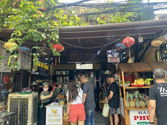 【11:30】
◎バインミーフーン
ホイアン市場近くのバインミーが有名なお店。
お昼ごはんは、ここでバインミーをテイクアウトすることにしました。