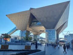 ビッグサイトにきました＼(^^)／
この建物に入るのかと思ったら、