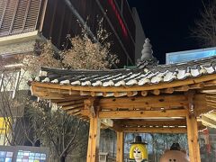 安国手前の仁寺洞で降りるご夫婦にならい、
ここでバスを降りました。

韓屋が点在し、古い町並みの仁寺洞。
娘と2人で歩いてみます。