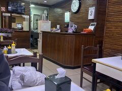 遅い朝のスタートです。
10時45分の開店と共に、明洞成興麺屋へ。
有名な冷麺の専門店です。

お客さんは私たちのみ。