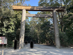 徒歩1分
熱田神宮

境内は広く、参拝者もたくさんいました。