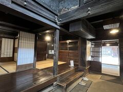重伝建の街並みに戻って、ふたつの建物を見学しました。

まず国の重要文化財に指定されている旧片山家です。