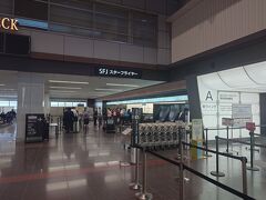 スターフライヤーの場所に到着！！！
あ…優先レーンとかなかった…笑

で荷物預けて…コンビニに向かいます！！！