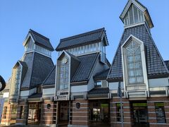 高田駅はなかなか趣のある駅舎です。
夏休み中なので高校生はおらず、駅前は閑散としていました。