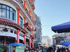 日曜の昼の金山老街、びっくりするくらいの大混雑。

全然、前に進めない！
左右の店の様子も見えないよ～