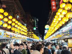 金山老街以上に、大大混雑の基隆廟口夜市。
日曜日に金山老街と基隆に来たのは失敗だったかな～

ここで夕食をと思っていたけど、目当ての店に辿り着いて注文する自信がない。

