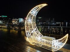 左にKEELUNGの文字が見える、基隆港の海洋広場。
夜はイルミネーションがきれい。

夕食は、近くのベーカリーで買った・・