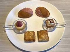 スコーンはおいしくない。

ストロベリーのマドレーヌはうまうま☆☆

四角と円形のタルト。