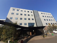 坂を登って宿泊ホテルに着きました。
道後hakuro、近代的な外見です。