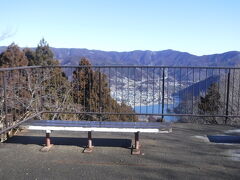 登り終え「大明神展望台」に到着しました
ここから相模湖、右手に先ほど歩いた嵐山で奥には奥高尾山稜を望めました