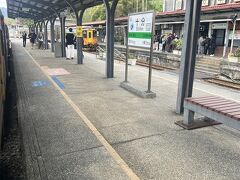 途中、十分駅で列車が行き違います。結果的にはこの駅で最も多数の乗客が降りました。