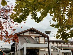 11月末ながらようやく色づいたイチョウと紅葉桜に迎えられ嵯峨嵐山駅に到着。
目指す天龍寺はここから約770mだ。