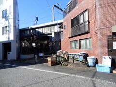 梅が丘通りの少し先に北沢川緑道の入口があった