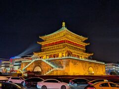 こちらが西安のシンボル的存在、鐘楼！
朝廷の出勤時間の合図として銅鑼を鳴らしていたことに由来します笑

さきほどの鐘鼓楼とよく似ていますが、こちらは西安城内の中心に位置し、西安のシンボル的存在となっています