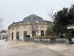 商品取引所の歴史は古い

16世紀に宮殿が作られた
今ではその柱だけが残っている

18世紀に小麦取引所が建てられた
その時の交互螺旋階段が残っている

19世紀に商品取引所になりドームに世界の食糧価格が示された

コロナ禍で遅れたが2020年に安藤忠雄の円形コンクリート壁が設置され、ピノーコレクション美術館としてオープン