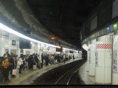 すんごい人の名鉄名古屋駅
あまりに頻繁に列車が来るので自動放送ではさばききれず、ホームにあるＤJブースから肉声で案内放送しています