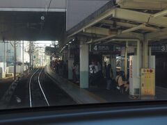 神宮前駅
ホームでは交代の車掌さん（たぶん）が指差し確認でお出迎え。たのもしい！
13時09分着