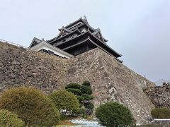 天守閣を眺めながら二の丸を歩きます。
